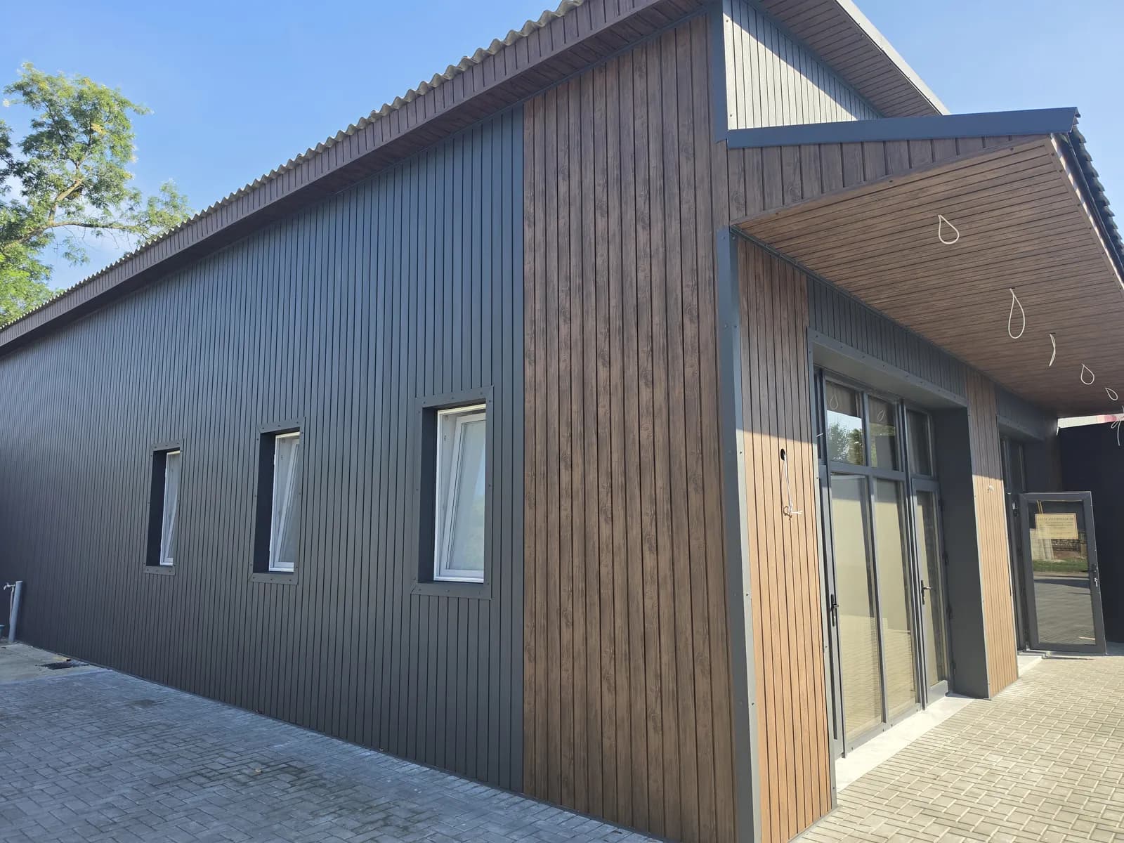 Peretele lateral placat cu soffit antracit montat vertical