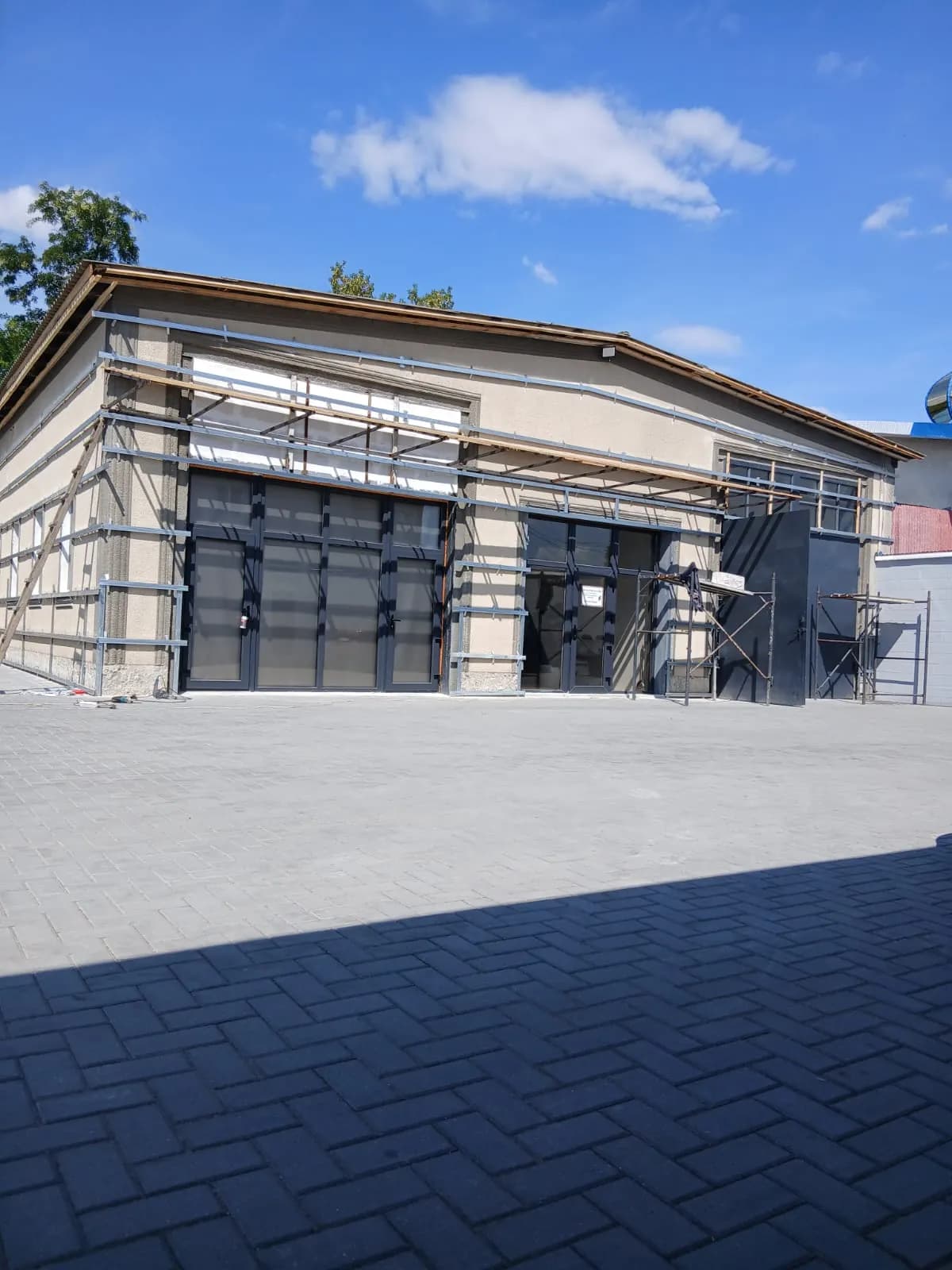 Clădirea înainte de placare, cu pereții netencuiți