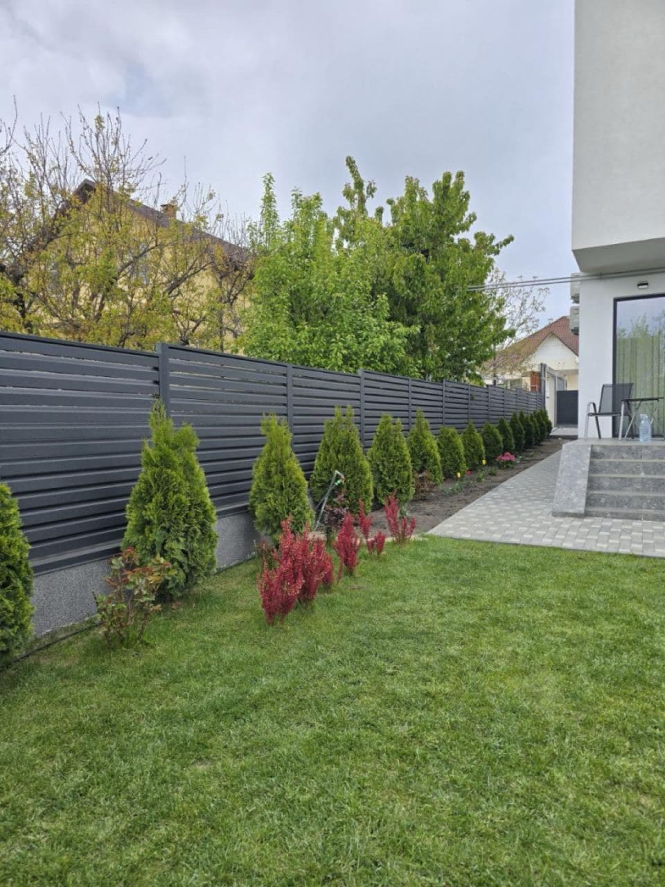 Casă contemporană — gard IL101